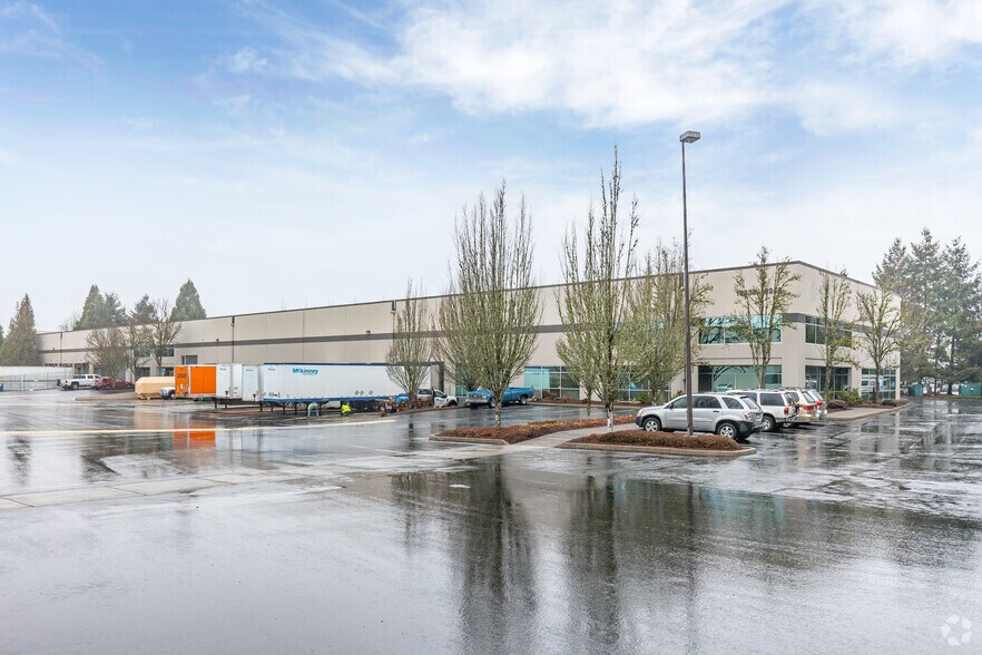 More Photos Of 16233-16241 NE Cameron Blvd, Portland Warehouse For Lease