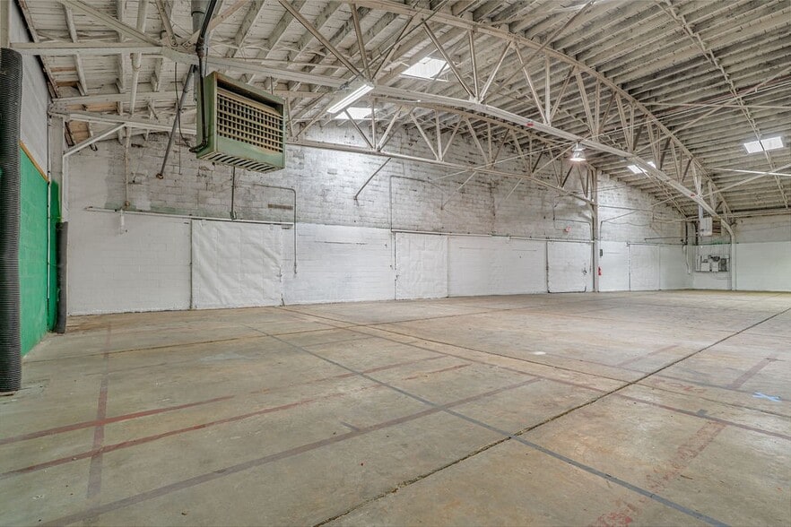 More Photos Of 1214 College St, Clarksville Warehouse For Lease