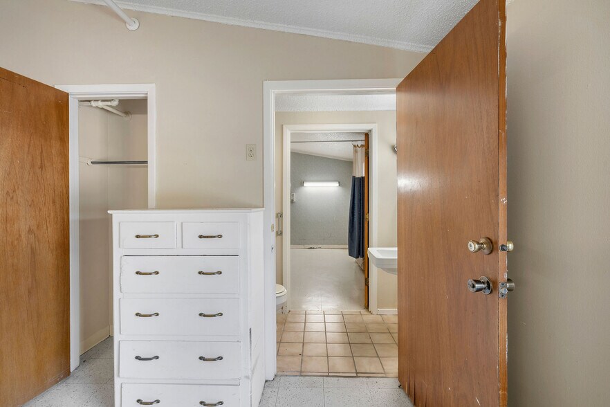 More Photos Of 510 E Bonham St, Jefferson Medical For Sale