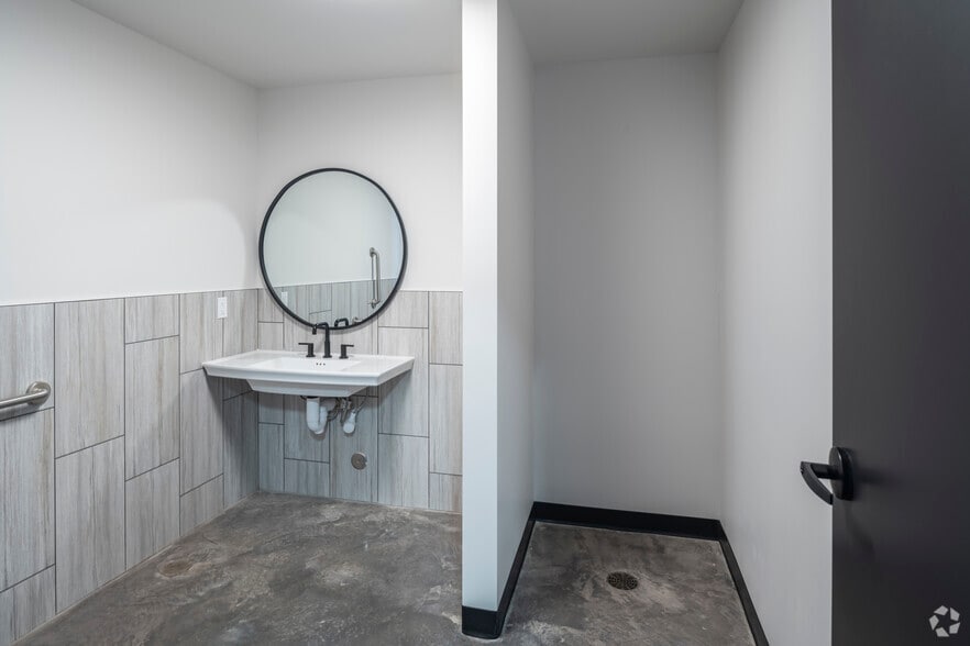 More Photos Of 1010 S Interstate Rd, Castle Rock Showroom For Sale