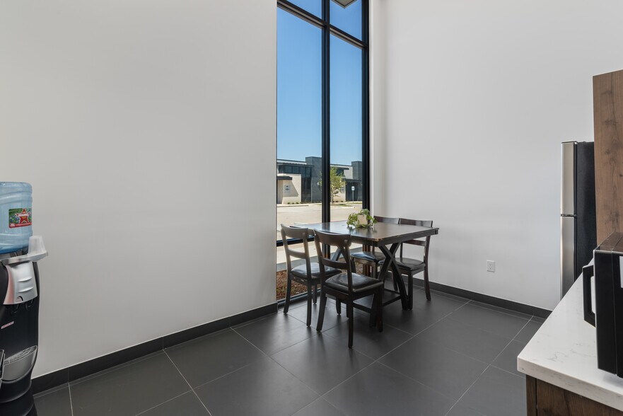 More Photos Of 7102 Tarrington Ave, Sugar Land Medical For Sale
