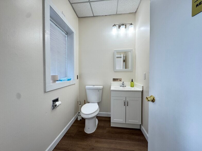 More Photos Of 10 Broadway, North Haven Storefront Retail Office For Lease
