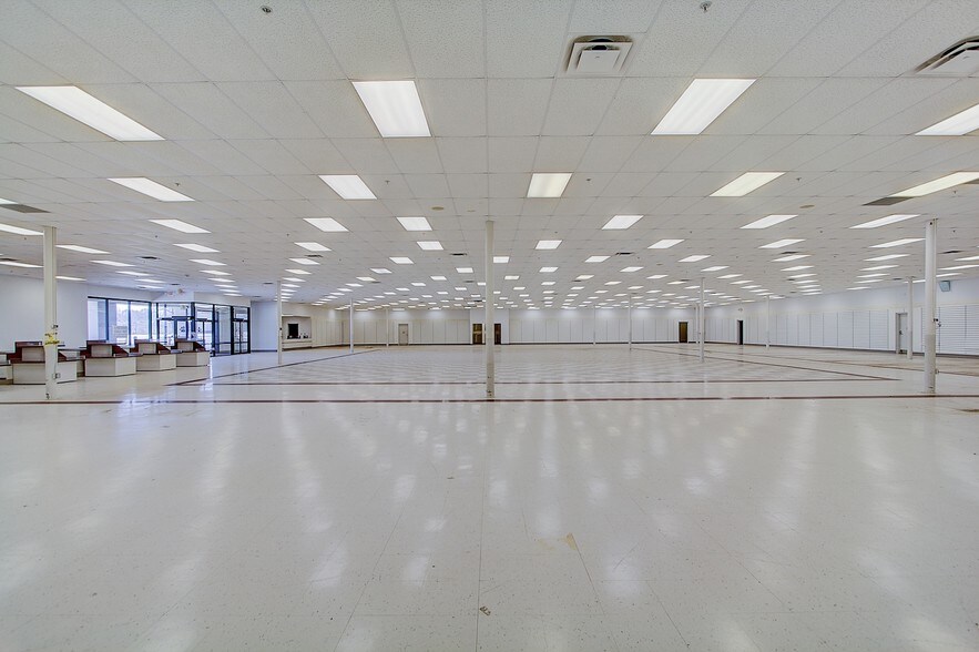 More Photos Of 8615-8665 W Brown Deer Rd, Milwaukee General Retail For Lease