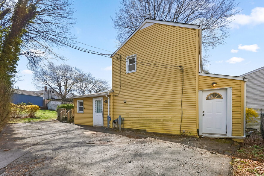 More Photos Of 15 Henry St, Greenwich Multifamily For Sale