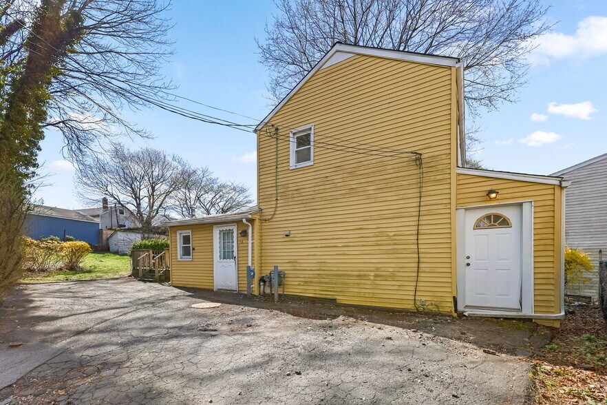 More Photos Of 15 Henry St, Greenwich Multifamily For Sale