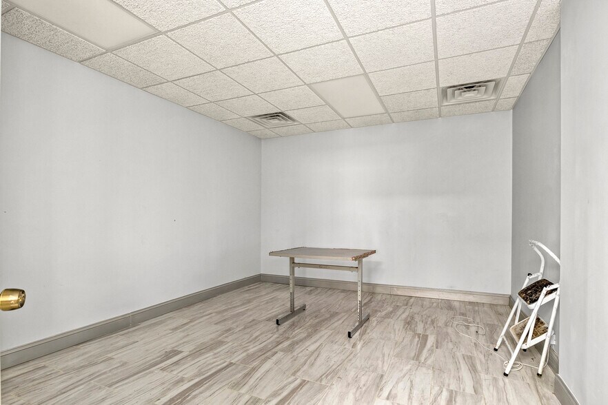 More Photos Of 24724 Lahser Rd, Southfield Office For Sale