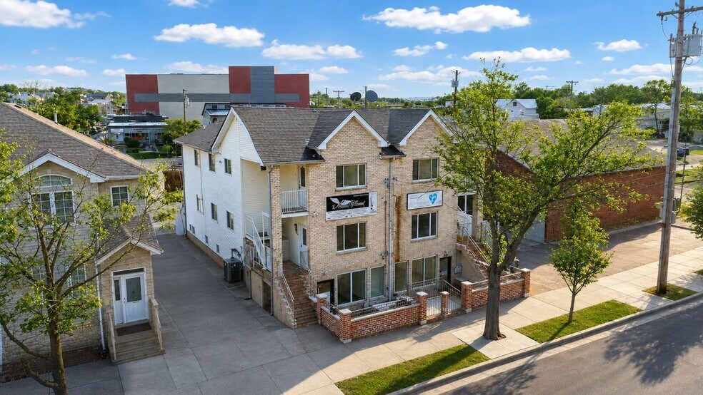 Primary Photo Of 1330-1332 Rockland Ave, Staten Island Medical For Sale