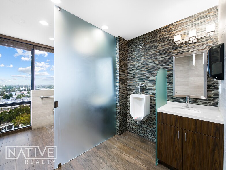 More Photos Of 1909 Tyler St, Hollywood Office For Lease