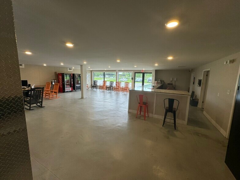 More Photos Of 804 W Mitchell St, Adel Distribution For Lease