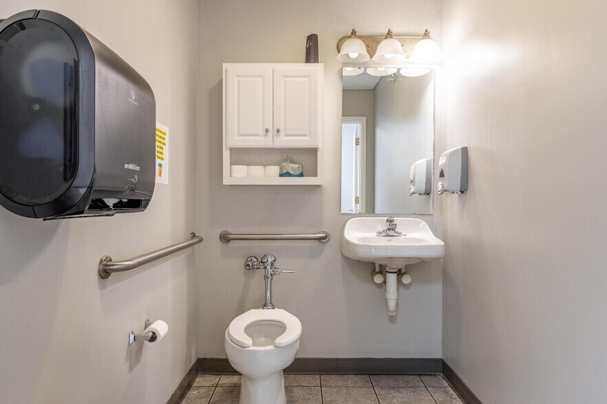 More Photos Of 1420 Fritz St SE, Cleveland Medical For Lease