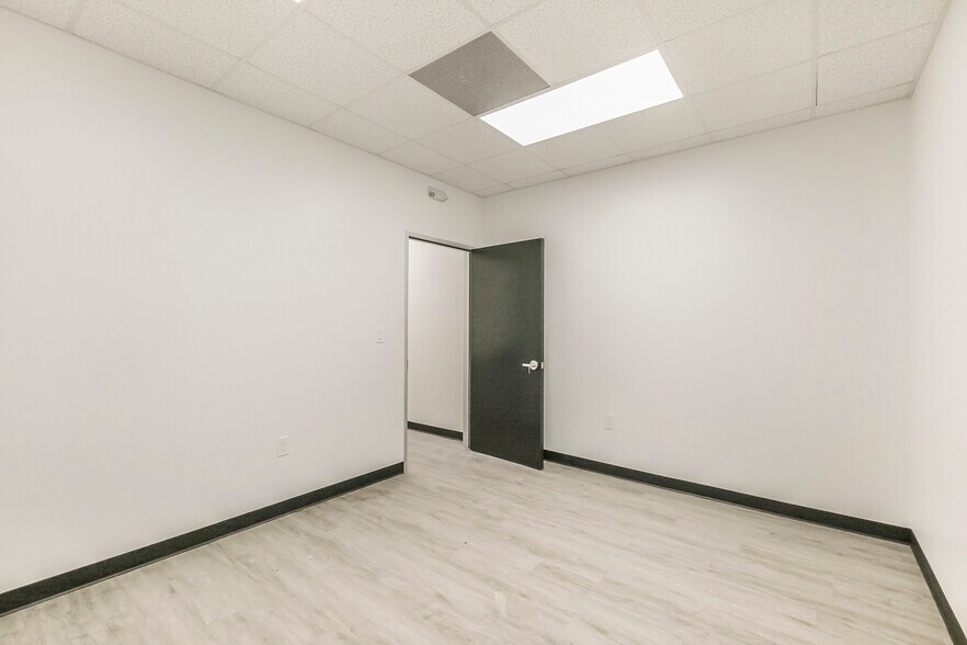 More Photos Of 3526-3530 Lang Rd, Houston Unknown For Lease