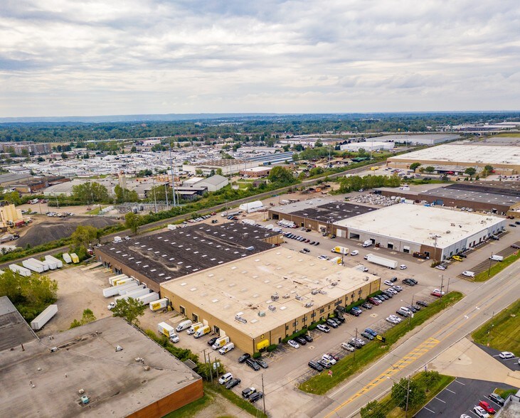 More Photos Of 26150 Richmond Rd, Cleveland Warehouse For Lease