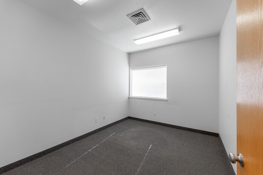 More Photos Of 2665 Glendale Valley Rd, Glendale Office For Sale