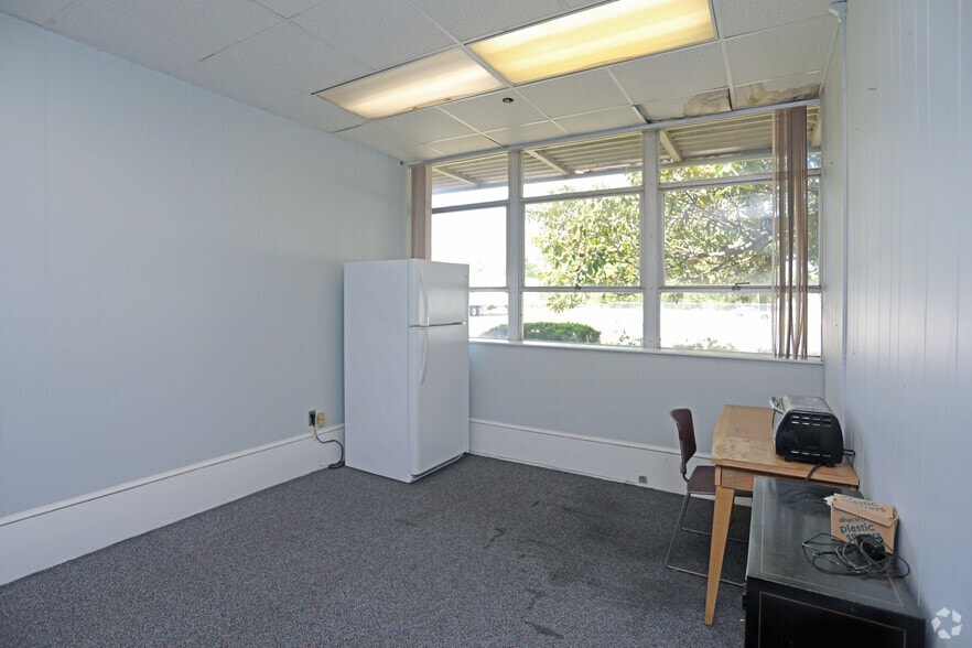 More Photos Of 572 S New St, Eden Distribution For Lease