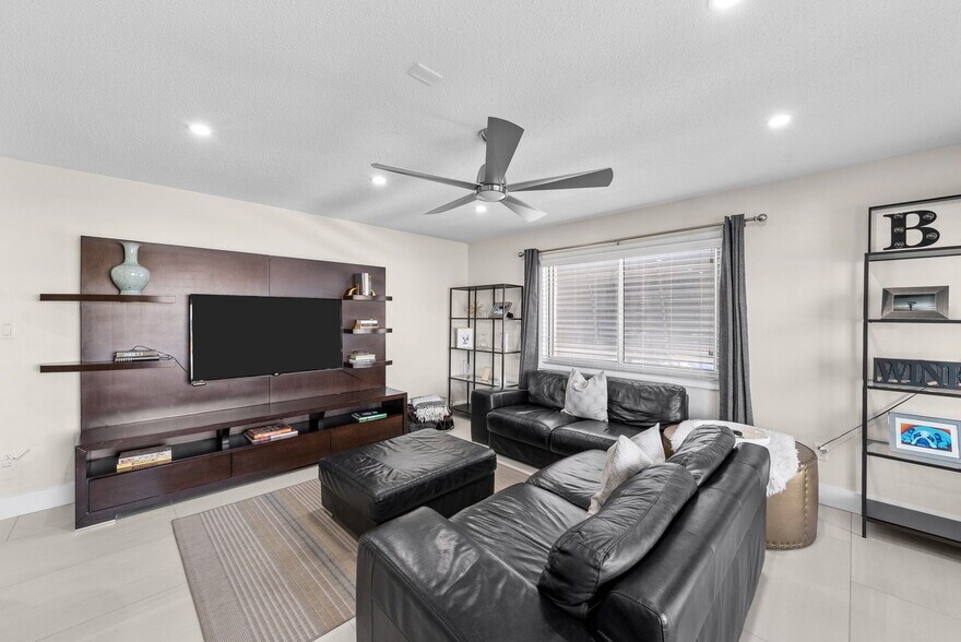 More Photos Of 439 Causeway Blvd, Dunedin Office For Sale