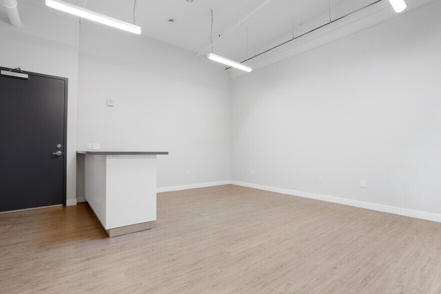 More Photos Of 3751-3761 S Hill St, Los Angeles Warehouse For Lease