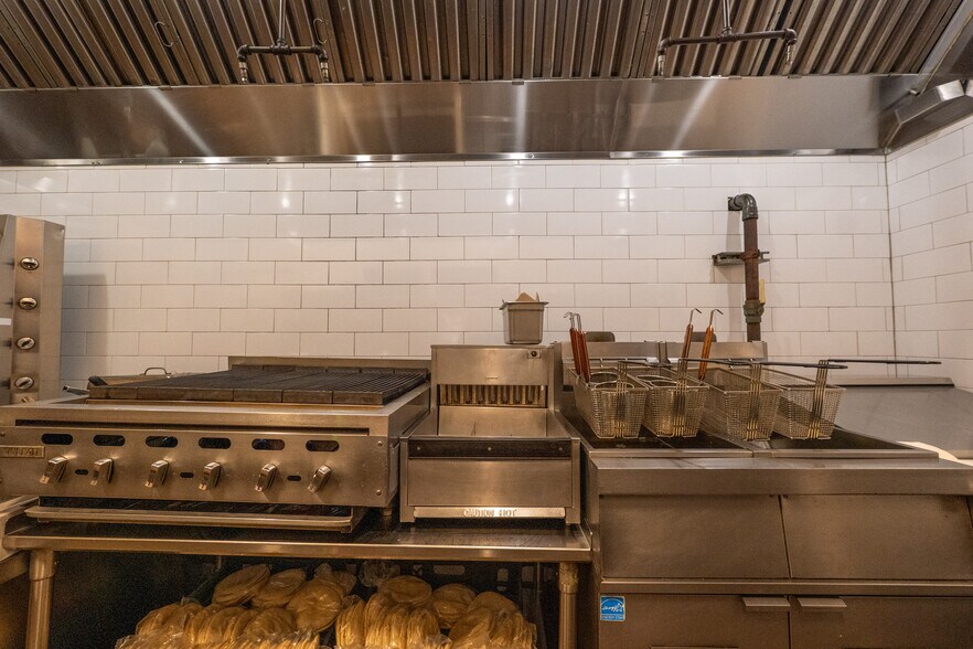 More Photos Of 84 Rt 17, East Rutherford General Retail For Lease