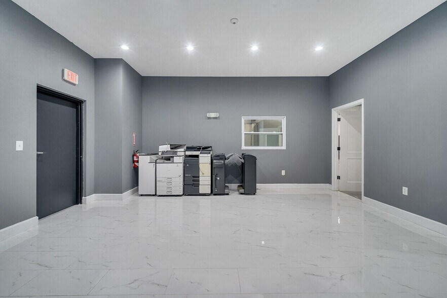 More Photos Of 560 Barry St, Orlando Warehouse For Sale