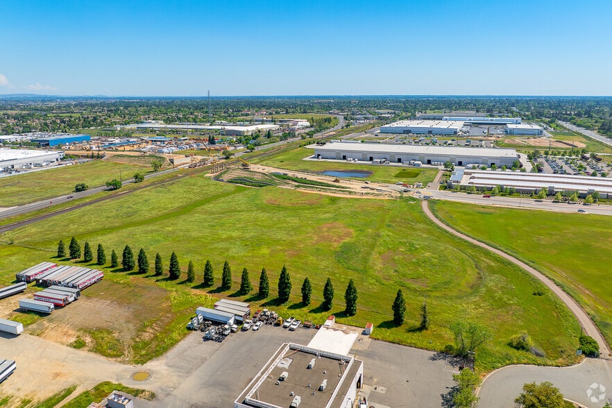 More Photos Of 751 Roseville Pky, Roseville Warehouse For Lease