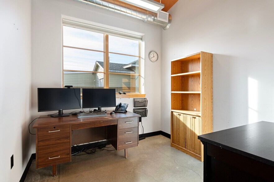 More Photos Of 544 SW 4th St, Redmond Office For Sale