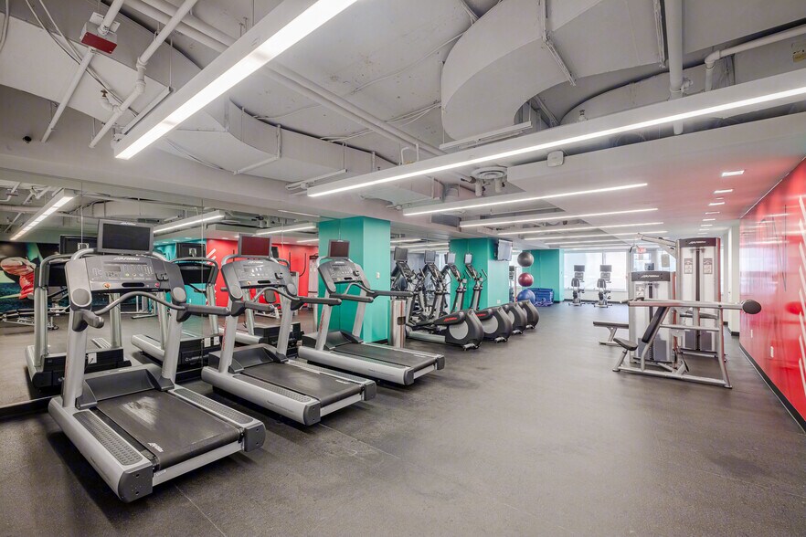 More Photos Of 2550 S Clark St, Arlington Office For Sale