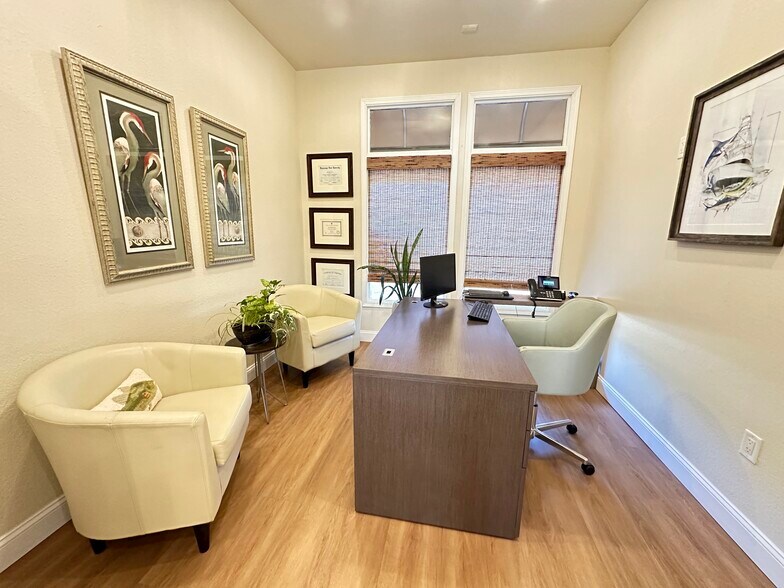 More Photos Of 913 Gulf Breeze Pky, Gulf Breeze General Retail For Sale