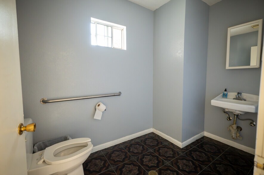 More Photos Of 2023 S Bon View Ave, Ontario Contractor Storage Yard For Sale