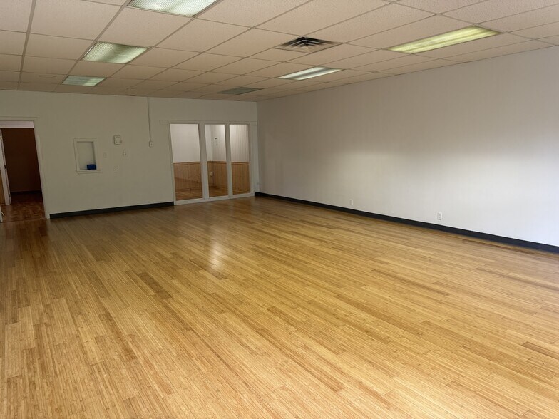 More Photos Of 101-107 Front St, Berea Storefront Retail Office For Lease