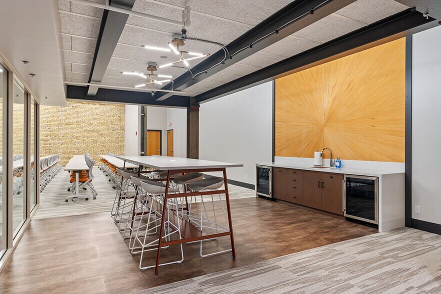 More Photos Of 2550 University Ave W, Saint Paul Unknown For Lease