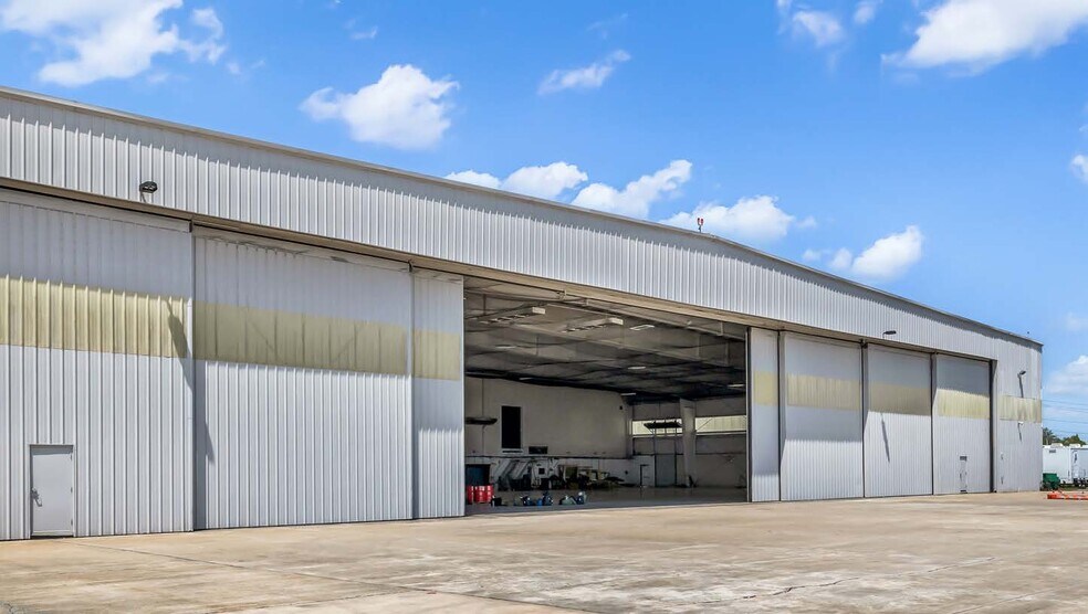 More Photos Of 2111 Smithtown Ave, Ronkonkoma Airplane Hangar For Lease