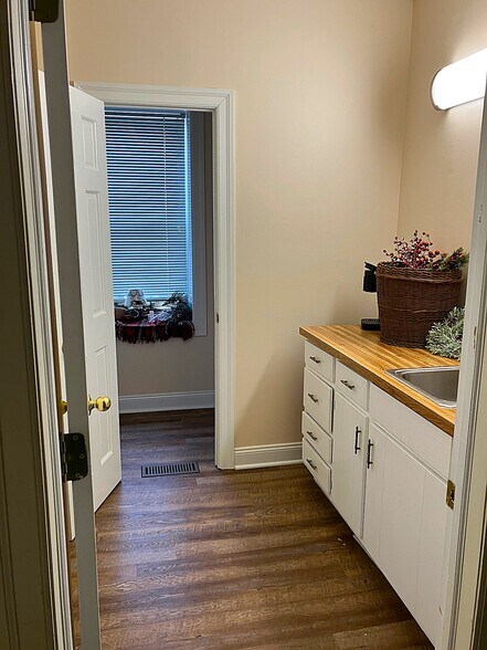 More Photos Of 56 Main St, Southampton Office For Lease