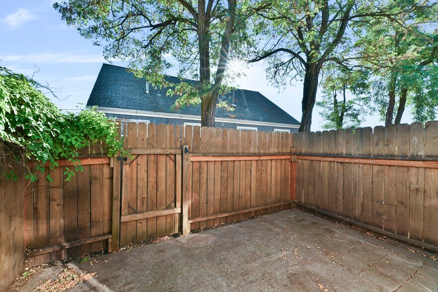 More Photos Of 437 Ash St, Central Point Apartments For Sale