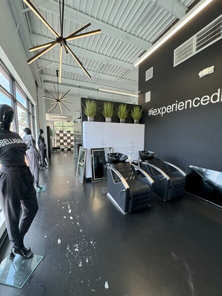 More Photos Of 504 W Gray St, Houston Freestanding For Lease