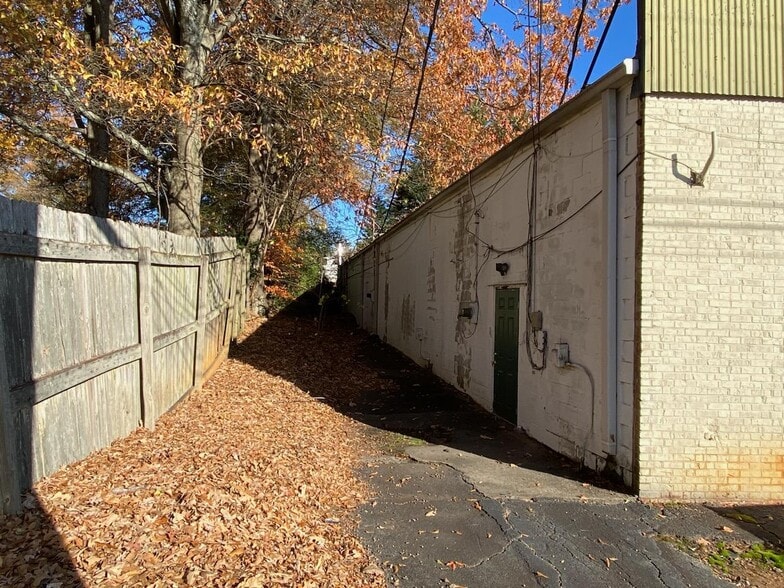 More Photos Of 286 S Fairground St, Marietta Freestanding For Lease