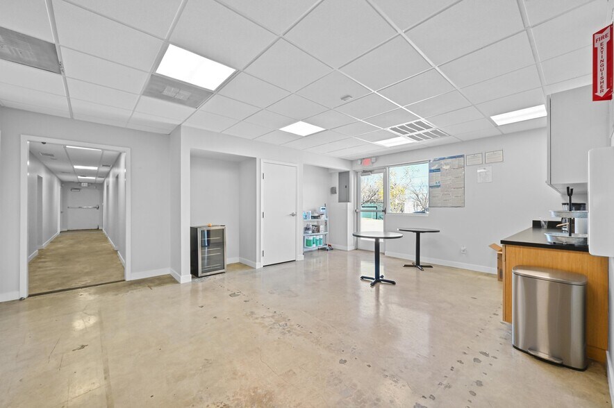 More Photos Of 103 Krebs Ln, Austin Freestanding For Lease