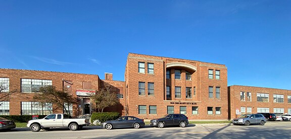 More Photos Of 366-368 Bluff City Blvd, Elgin Manufacturing For Lease