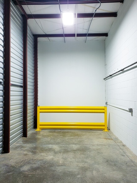 More Photos Of 14935 W 11 Mile Rd, Oak Park Self Storage For Lease