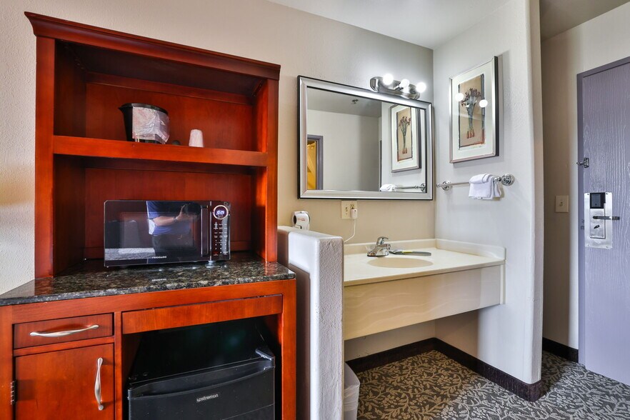 More Photos Of 8350 Razorback Rd, Colorado Springs Hotel For Sale