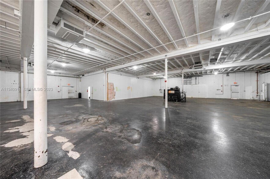 More Photos Of 2585 NW 21st Ter, Miami Warehouse For Lease