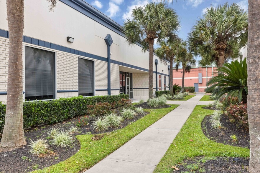 More Photos Of 1335 Space Park Dr, Houston Office For Lease