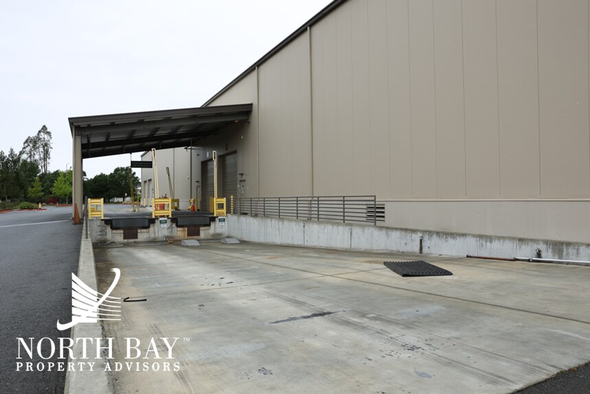 More Photos Of 3300 N Laughlin Rd, Santa Rosa Warehouse For Lease