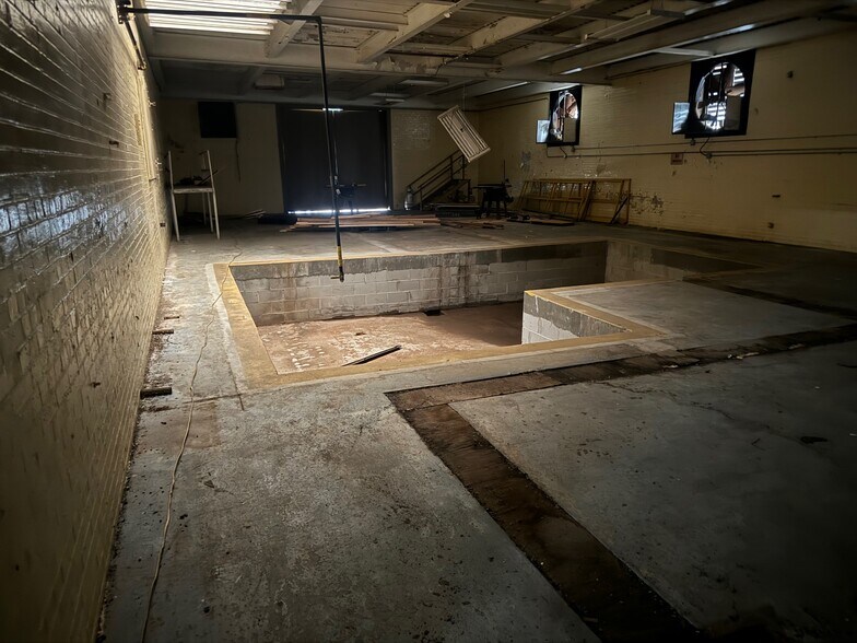 More Photos Of 1002 Douglas Ave, Opp Manufacturing For Lease