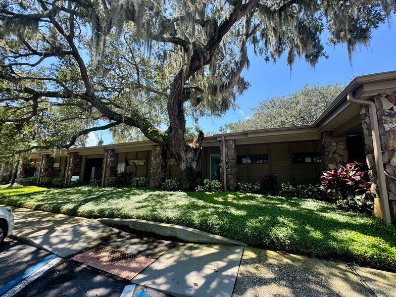 More Photos Of 911-917 S Parsons Ave, Brandon Office For Lease