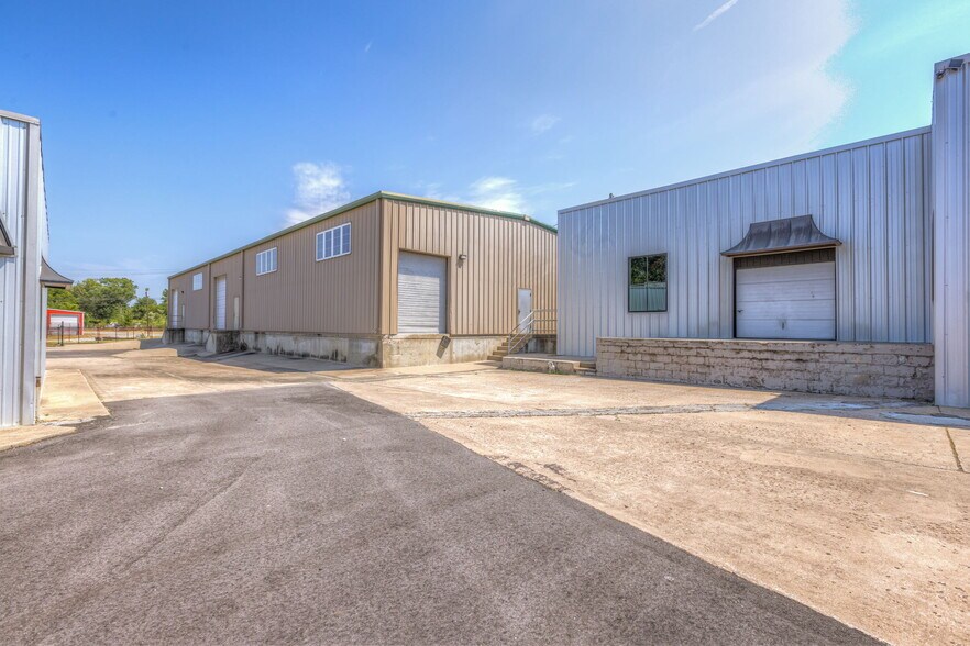 More Photos Of 807 S Xanthus Ave, Tulsa Warehouse For Lease