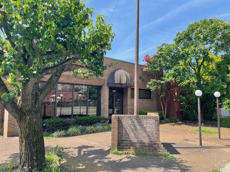 More Photos Of 312 Madison St, Clarksville Office For Sale