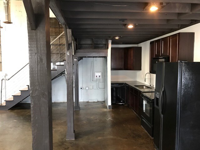 More Photos Of 670 SE Terry St, Atlanta Storefront Retail Office For Sale