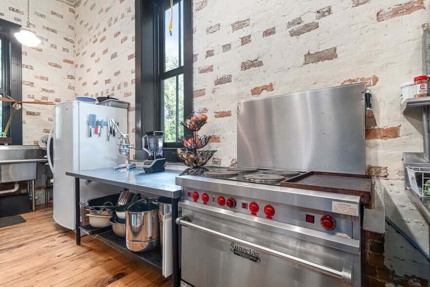 More Photos Of 411 E Front Ave, Chester Hospitality For Sale