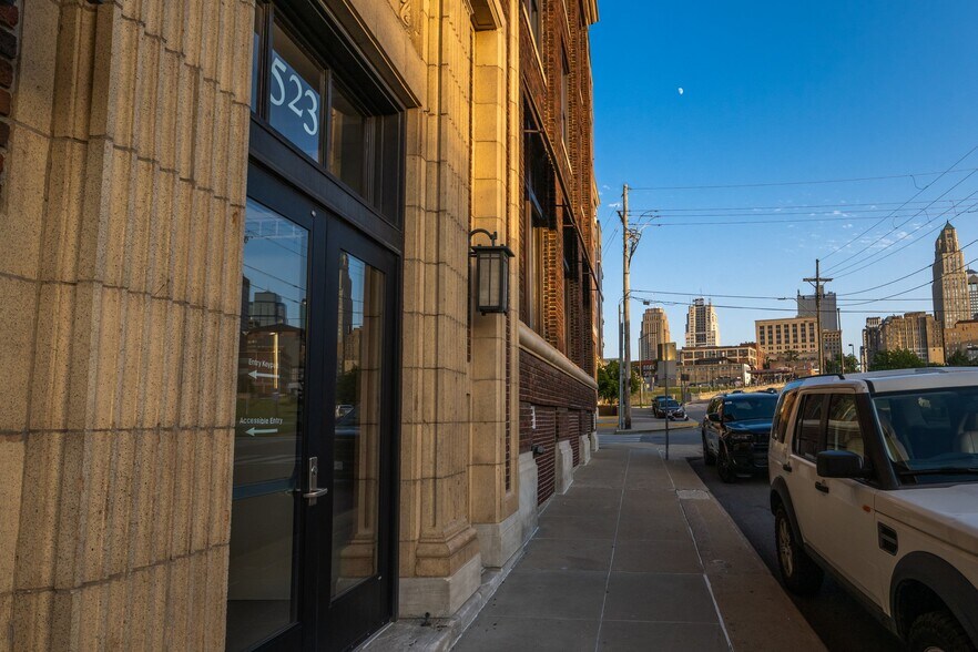 More Photos Of 523 Grand Blvd, Kansas City Apartments For Lease