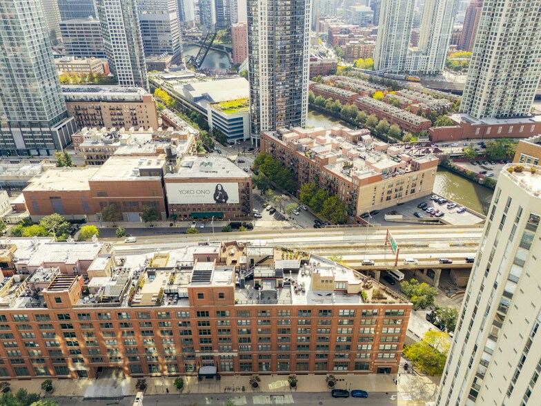 More Photos Of 430 W Ohio St, Chicago Showroom For Sale