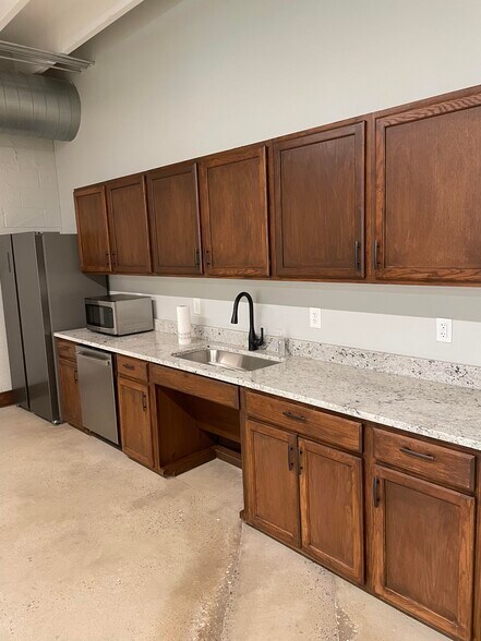 More Photos Of 1914 W Morehead St, Charlotte Office For Sale